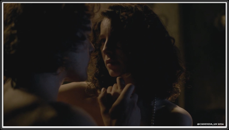 49_Jamie&Claire_holding_hands_1_00001